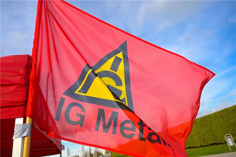 Fahne mit Logo der IG Metall an einem Stand bei einem Streik.