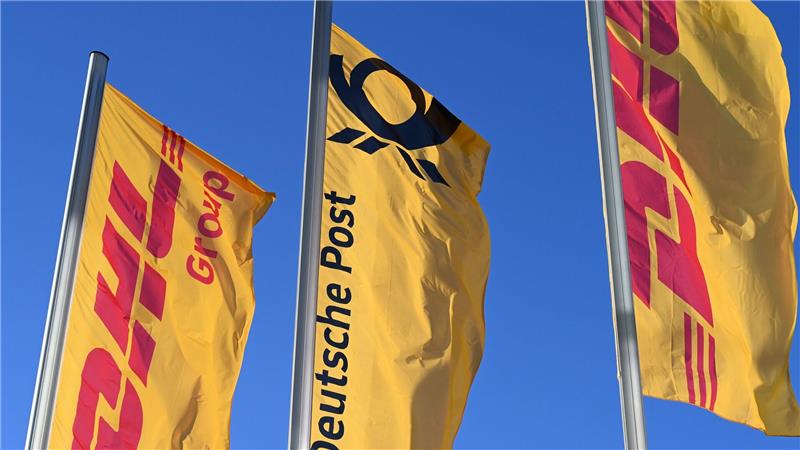 Fahnen des DHL-Konzerns mit seiner Briefsparte Deutsche Post - das Unternehmen hält den Beschwerdeanteil bei seinen Sendungen für sehr gering. (Archivbild)