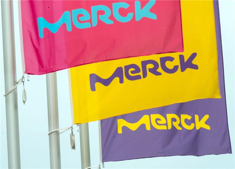 Merck steigert Gewinn kräftig Fahnen des Darmstädter Chemie- und Pharmaunternehmens in Darmstadt.