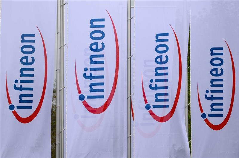 Infineon verdient kräftig und investiert in Malaysia Fahnen mit dem Logo von Infineon wehen vor dem Werk des Chipherstllers in Dresden im Wind.