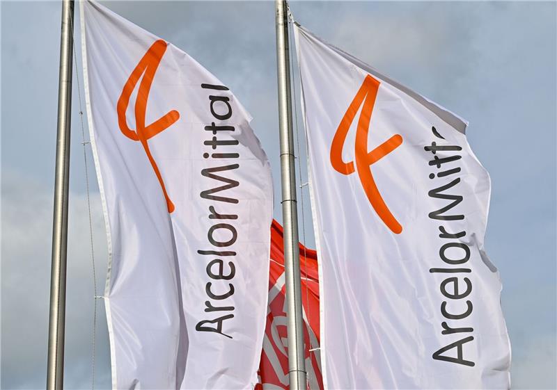 ArcelorMittal Deutschland steht vor Führungswechsel Fahnen vom Stahlproduzenten ArcelorMittal wehen im Wind.
