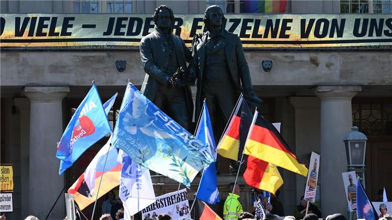 Fahnen vor dem Goethe-Schiller-Denkmal in Weimar bei der Demo der Bürgerbewegung „Gemeinsam für Deutschland“.