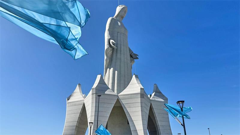 Größte Marienstatue Europas in Polen eingeweiht Fahnen wehen vor dem riesigen Bauwerk im polnischen Konotopie.