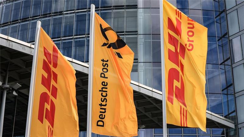 Fahnen wehen vor der Zentrale der DHL Group, die sich im Briefgeschäft Deutsche Post nennt. 