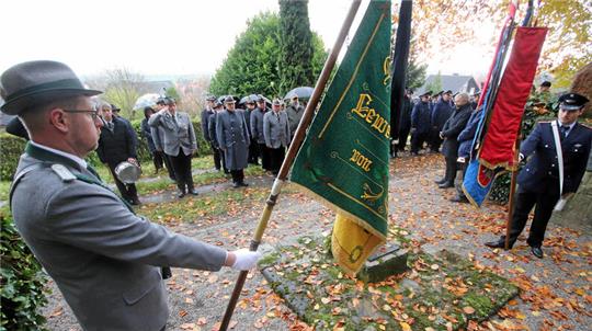 Fahnenabordnungen von Schützenverein und Feuerwehr rahmen das Ehrenmal am Lewer Berg in Liebenburg ein.