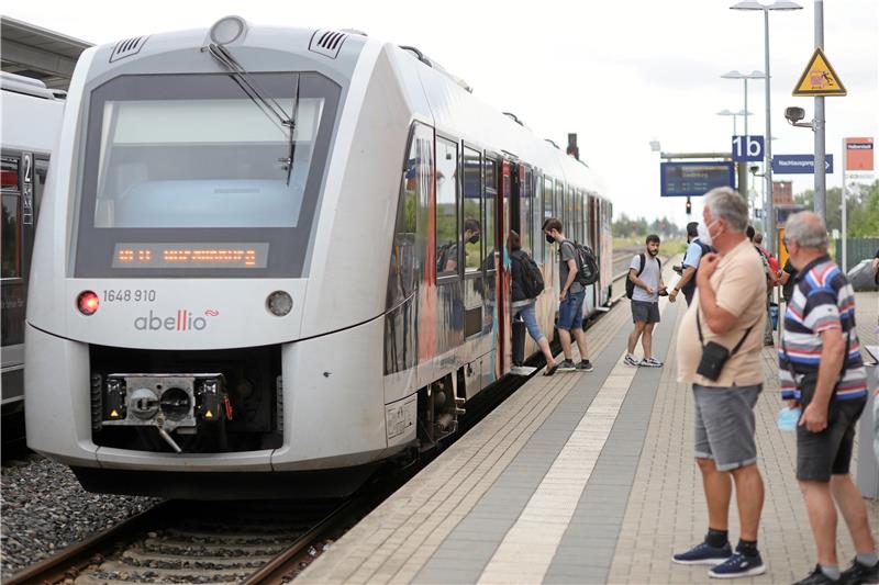 Per Notverkehr zum Bahnhof Goslar Fahrgäste am Bahnhof in Halberstadt.