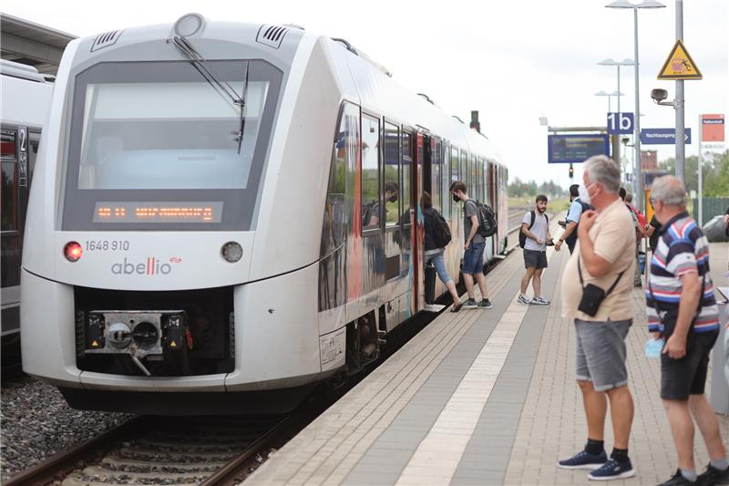 Fahrgäste am Bahnhof in Halberstadt. Seit Dienstag steht der Bahnverkehr zwischen Halberstadt und Goslar still. Fotos: Bein
