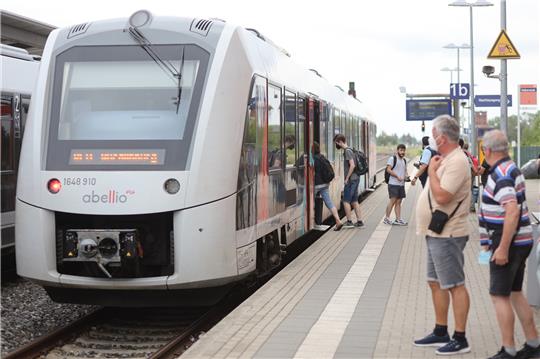 Fahrgäste am Bahnhof in Halberstadt. Seit Dienstag steht der Bahnverkehr zwischen Halberstadt und Goslar still. Fotos: Bein