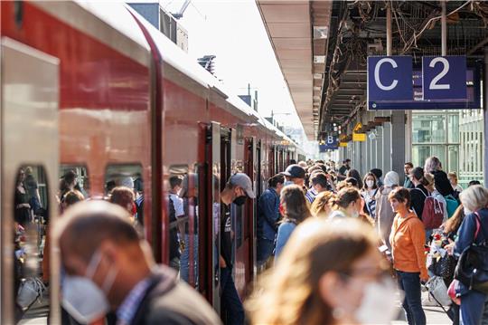 Fahrgäste am Hauptbahnhof in eine Regionalbahn der Deutschen Bahn.