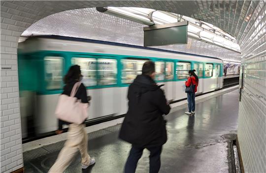 Fahrgäste benutzen eine Pariser Metro - kürzlich ist eine Frau an der Tür einer U-Bahn hängengeblieben und gestorben.