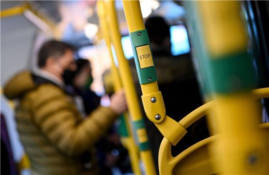Fahrgäste fahren im Bus der Berliner Verkehrsbetriebe. (Archivbild)