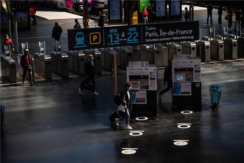 Zugchaos, Flugausfälle: Frankreich vor großem Streik Fahrgäste gehen durch die Halle des Pariser Bahnhofs «Gare du Nord».