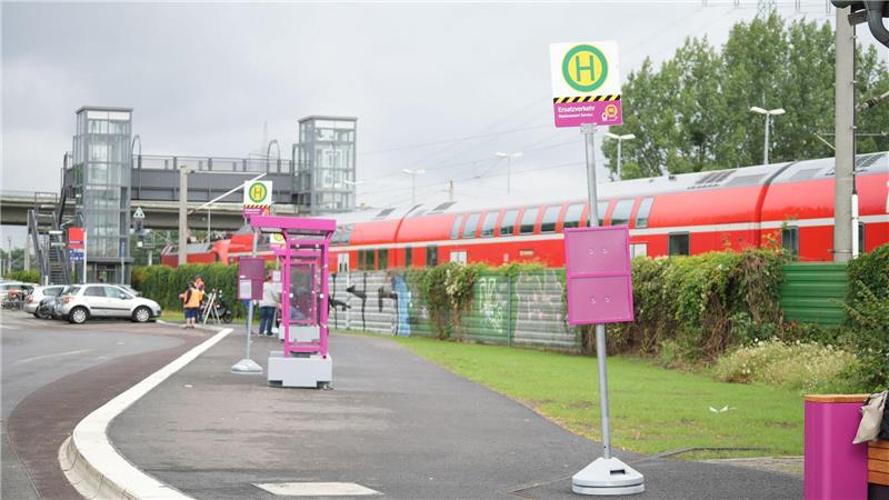 Fahrgäste im Regionalverkehr mussten während der Sanierung auf Busse umsteigen. (Archivbild.)