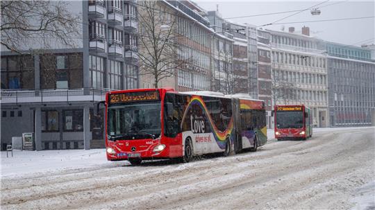 Fahrgäste müssen sich wegen des Winterwetters auf Verspätungen einstellen. (Archivbild)