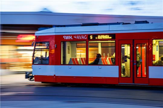 Fahrgäste sitzen im morgendlichen Berufsverkehr in einer Straßenbahn in Halle.
