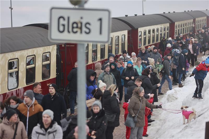 Brockenbahn fährt wegen Orkanböen nicht auf den Harzgipfel Fahrgäste steigen auf dem Brocken aus dem Zug der Harzer Schmalspurbahnen GmbH.