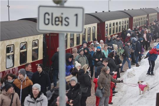 Fahrgäste steigen auf dem Brocken aus dem Zug der Harzer Schmalspurbahnen GmbH.