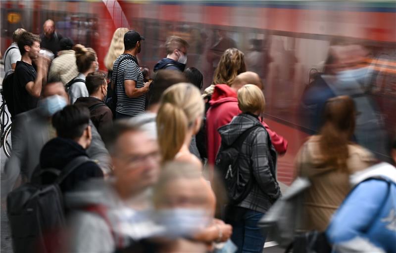 Gaspreisbremsen und 49-Euro-Ticket: Das ändert sich 2023 Fahrgäste warten an einem Gleis im Tiefbahnhof des Frankfurter Hauptbahnhofs, während eine S-Bahn einfährt.