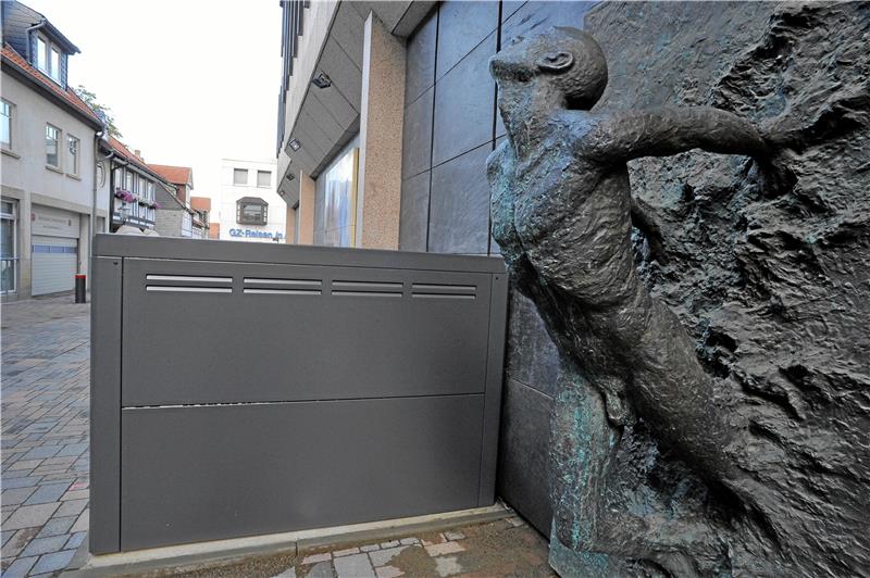 Fahrradboxen treffen auf Kunstwerke: Den schmerzlichen Zusammenstoß dokumentierte Harald Breitkopf mit seiner Kamera. Er ist der letzte noch lebende Künstler aus der Gruppe, die die Kunstmeile im Jahr 1998 gestaltet hat.  Foto: GZ-Archiv
