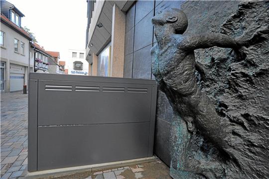 Fahrradboxen treffen auf Kunstwerke: Den schmerzlichen Zusammenstoß dokumentierte Harald Breitkopf mit seiner Kamera. Er ist der letzte noch lebende Künstler aus der Gruppe, die die Kunstmeile im Jahr 1998 gestaltet hat.  Foto: GZ-Archiv