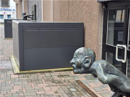 Fahrradboxen zwischen Kunstwerken: In der Wohldenberger Straße hatte es mächtig Ärger gegeben, nachdem die Boxen aufgestellt wurden. Foto: Sowa