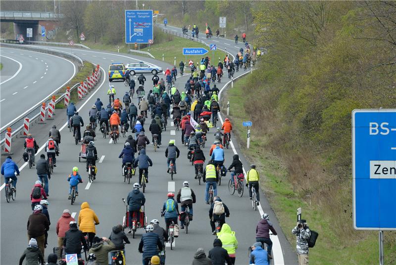Fahrradfahrer demonstrieren im April auf der gesperrten BAB 39 in Braunschweig für die Verkehrswende. Zu der Fahrraddemo hatte das Bündnis «Verkehrswende statt Antriebswende (VWsAW)» aufgerufen. Archivfoto: Frank Tunnat / picture alliance/dpa