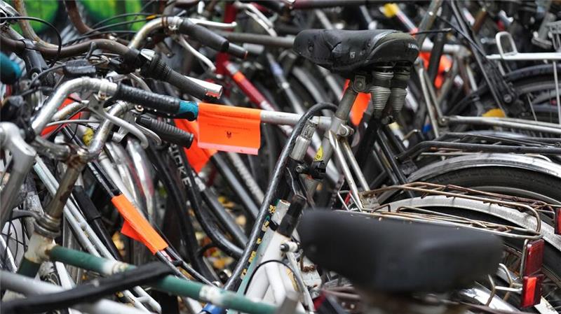Städte verzeichnen mehr „Fahrradleichen“ und Schrottautos Fahrradleichen und Schrottautos blockieren wichtige Stellplätze und sind vielen Menschen ein Ärgernis. (Archivbild)