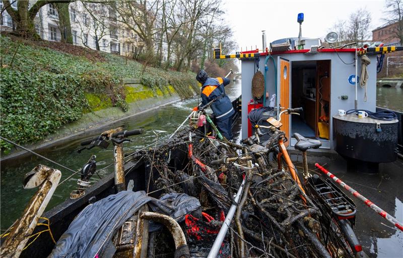 Fahrräder, E-Roller und andere Gegenstände liegen bei einer Schiffsfahrt des Wasser- und Schifffahrtsamtes zur Hindernisbergung im Landwehrkanal an Bord des Schiffs.
