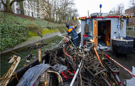 Fahrräder, E-Roller und andere Gegenstände liegen bei einer Schiffsfahrt des Wasser- und Schifffahrtsamtes zur Hindernisbergung im Landwehrkanal an Bord des Schiffs.