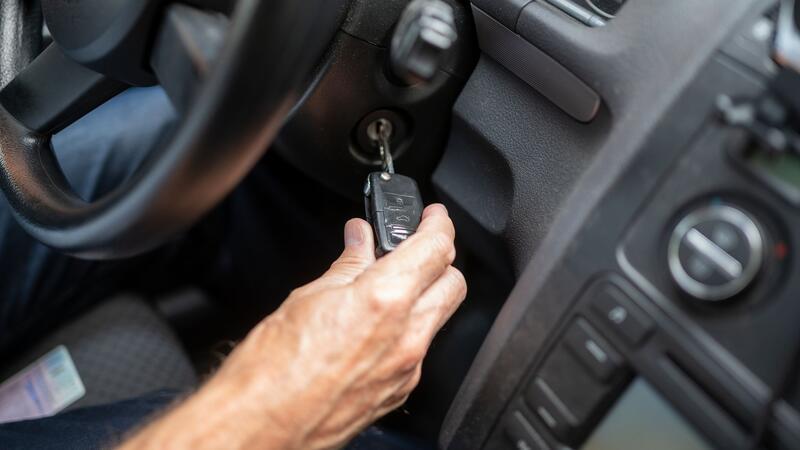 Wenn Senioren für Abgabe ihres Führerscheins belohnt werden Fahrschein statt Führerschein für Senioren (Archivbild)