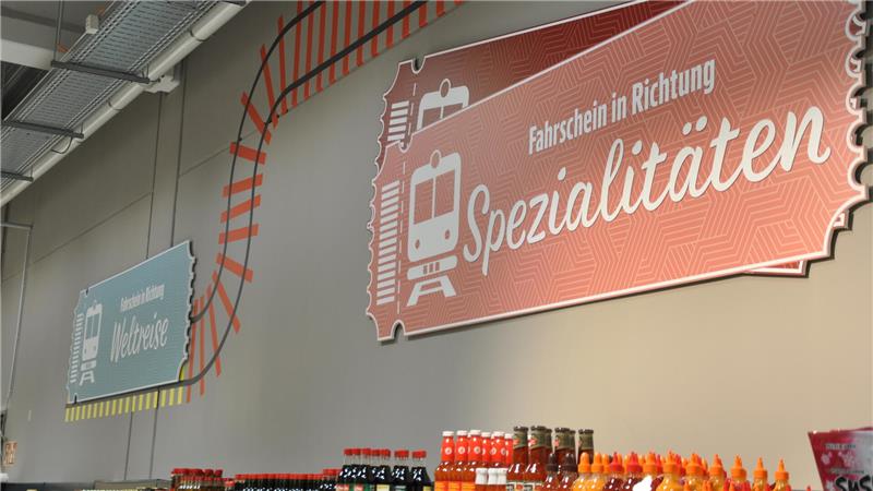 Fahrscheine und Schienen: Das Marktinnere nimmt die Nähe zum Bahnhof auf.