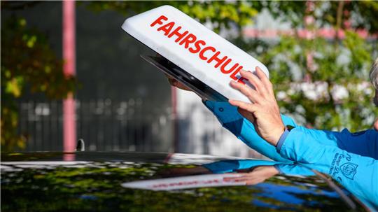 Fahrschulen melden deutlich weniger neue Fahrschüler. 