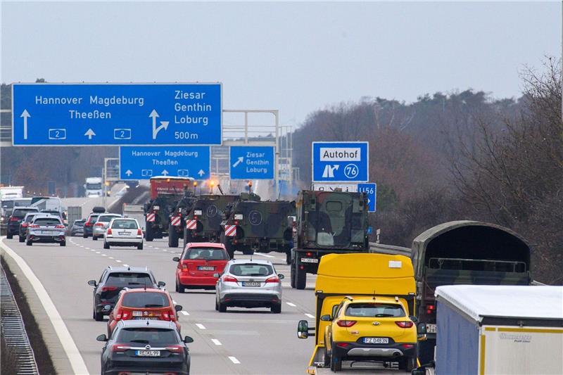Fahrzeuge der Bundeswehr rollen im dichten Verkehr über die Autobahn A2.