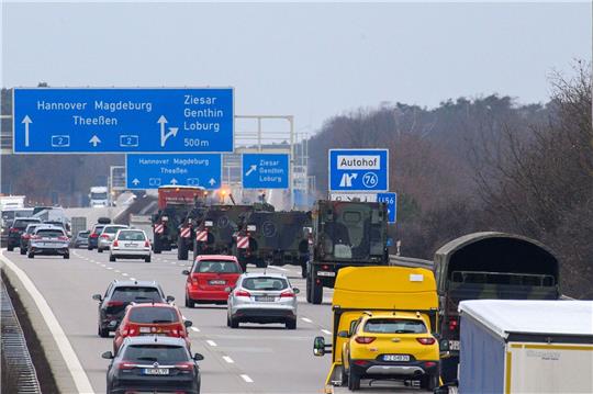 Fahrzeuge der Bundeswehr rollen im dichten Verkehr über die Autobahn A2.