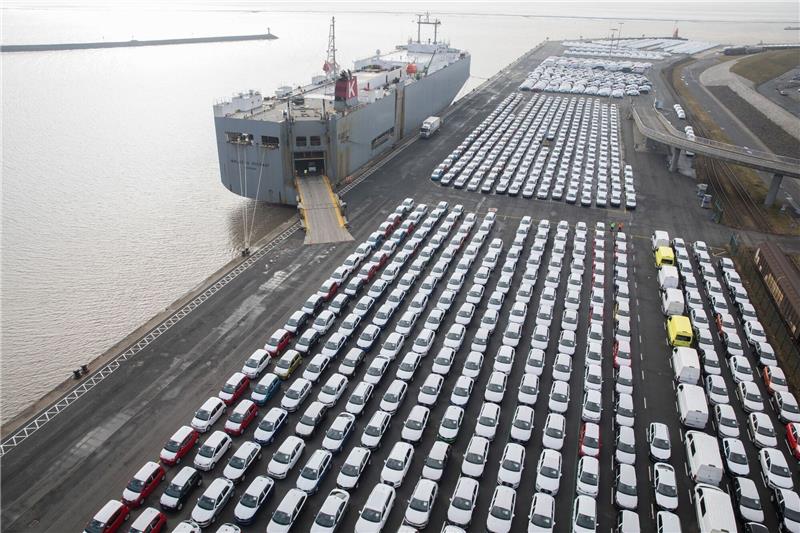 Volkswirte geben Standort Deutschland eine Drei minus Fahrzeuge des Volkswagen Konzerns stehen im Hafen von Emden zur Verschiffung bereit. Volkswirte haben Deutschland als Wirtschaftsstandort ein schlechtes Zeugnis ausgestellt (Symbolbild).