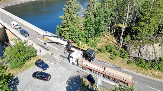 Fahrzeuge, die schwerer als 3,5 Tonnen sind, dürfen nicht mehr über die Brücke fahren. Foto:  Neuendorf