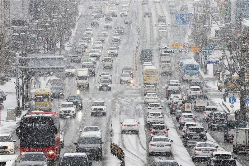 Tote und Verkehrschaos durch Kälte in Nordostasien Fahrzeuge drängen sich dicht an dicht auf einer Straße in Südkorea bei Scheefall.