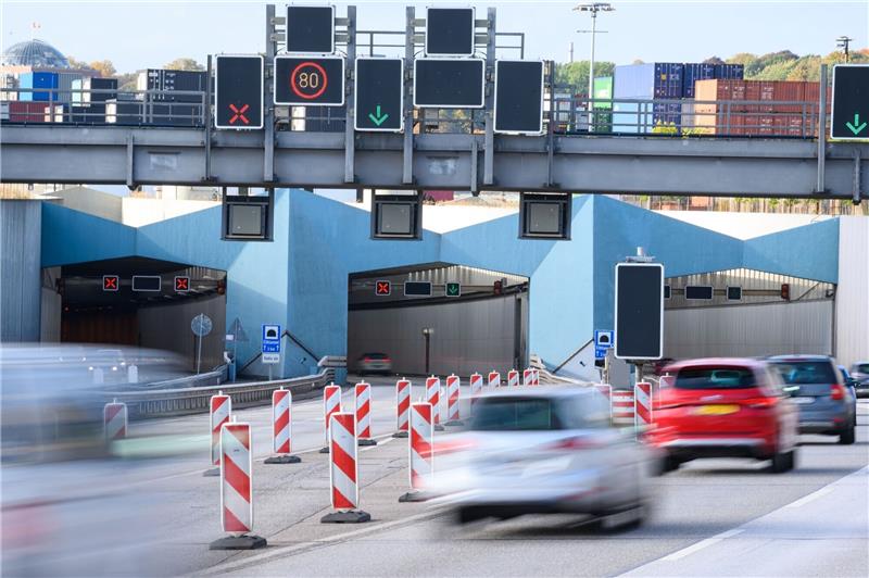 Fahrzeuge fahren auf der A7 in das Südportal des Elbtunnels.