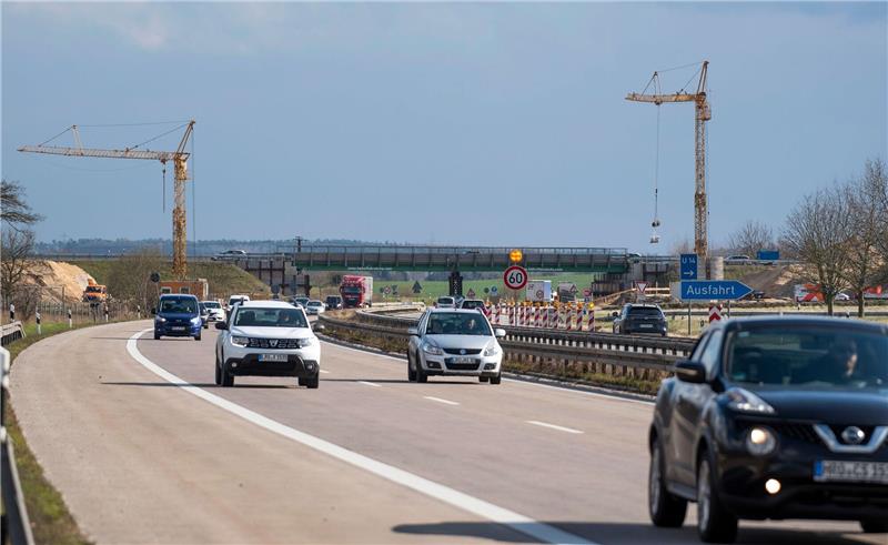 Familienvater löscht Autobrand mit acht Flaschen Bier Fahrzeuge fahren auf der Autobahn 19 südlich von Rostock. (Archivbild)