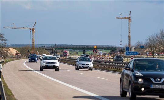 Fahrzeuge fahren auf der Autobahn 19 südlich von Rostock. (Archivbild)