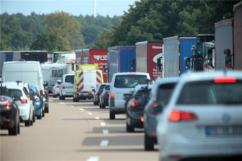 ADAC: Staus 2022 unter Vor-Corona-Niveau Fahrzeuge im Stau auf der A 2.