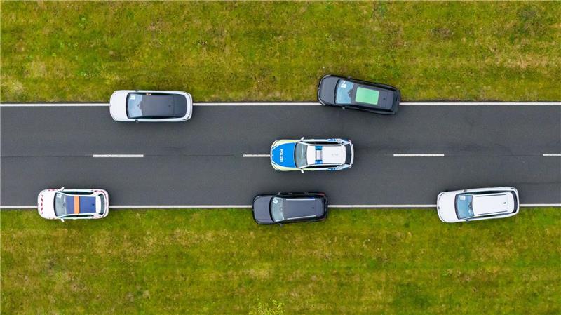 Neue Technik soll Einsatzkräfte auf Straßen besser schützen Fahrzeuge können sich dank „Car2x“-Technik untereinander verständigen.