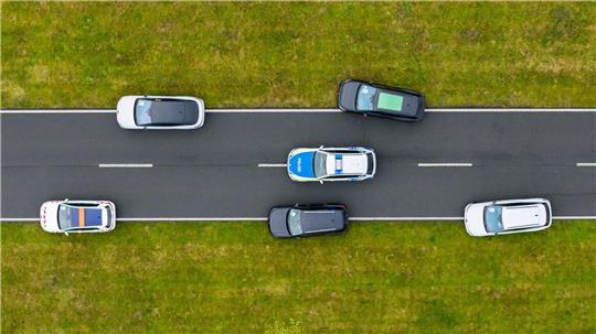 Fahrzeuge können sich dank „Car2x“-Technik untereinander verständigen.