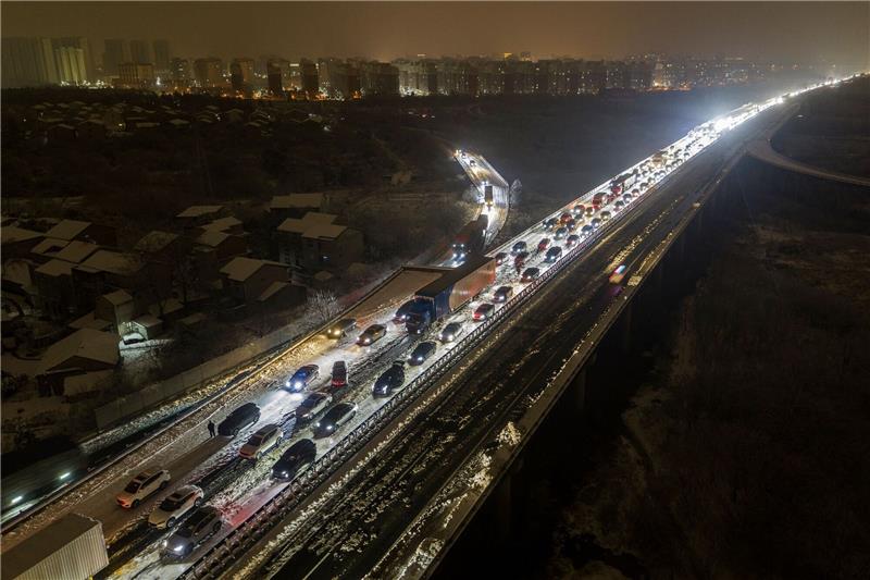 Schnee und Eis lassen Reisende in China stranden Fahrzeuge stecken auf einer Schnellstraße am Stadtrand von Wuhan fest: In Zentral- und Ostchina fiel viel Schnee.