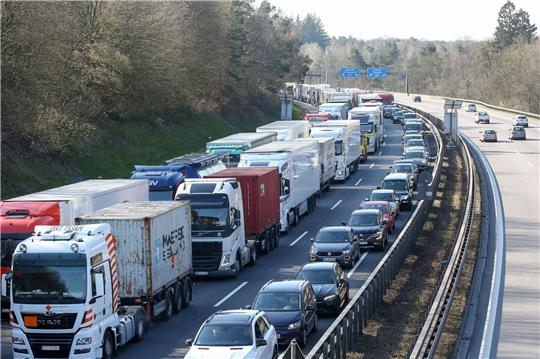 Fahrzeuge stehen auf der A7 im Stau.