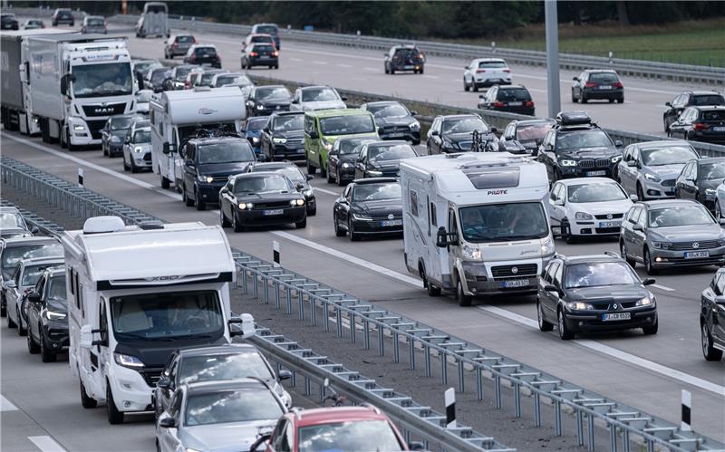 Fahrzeuge stehen auf einer Autobahn in Niedersachsen im Stau. Der Sommerurlaub dürfte in diesem Jahr wieder zahllose Staus auf den Straßen mit sich bringen. Das kommende Wochenende soll so staureich wie in der Zeit vor der Corona-Pandemie ausfallen. Foto: picture alliance/dpa | Peter Steffen