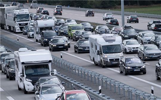 Fahrzeuge stehen auf einer Autobahn in Niedersachsen im Stau. Der Sommerurlaub dürfte in diesem Jahr wieder zahllose Staus auf den Straßen mit sich bringen. Das kommende Wochenende soll so staureich wie in der Zeit vor der Corona-Pandemie ausfallen. Foto: picture alliance/dpa | Peter Steffen