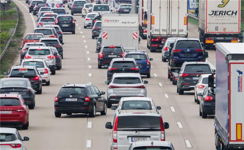 Fahrzeuge stehen auf einer Autobahn im Stau.