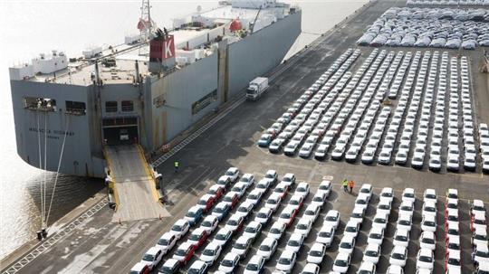 Fahrzeuge stehen im Hafen von Emden zur Verschiffung bereit.