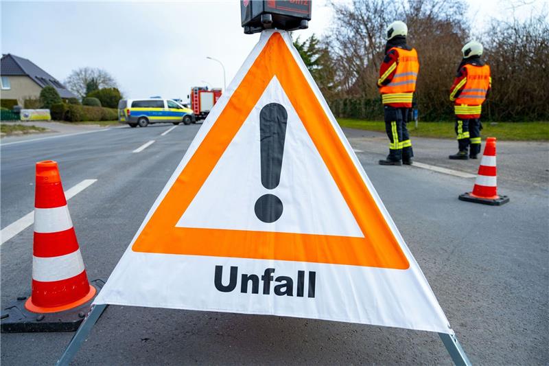 Fahrzeuge stehen nach einem Unfall auf der Straße.